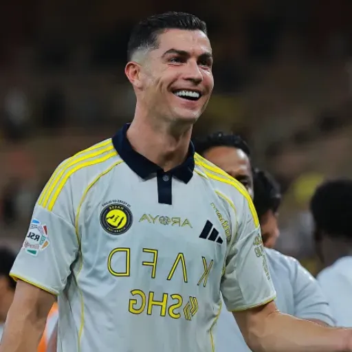 Est-il le premier footballeur milliardaire ?